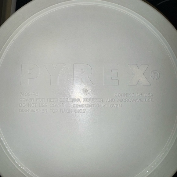 Pyrex Ribbed Glass Bowl Set with White Lids - Picture 5 of 9